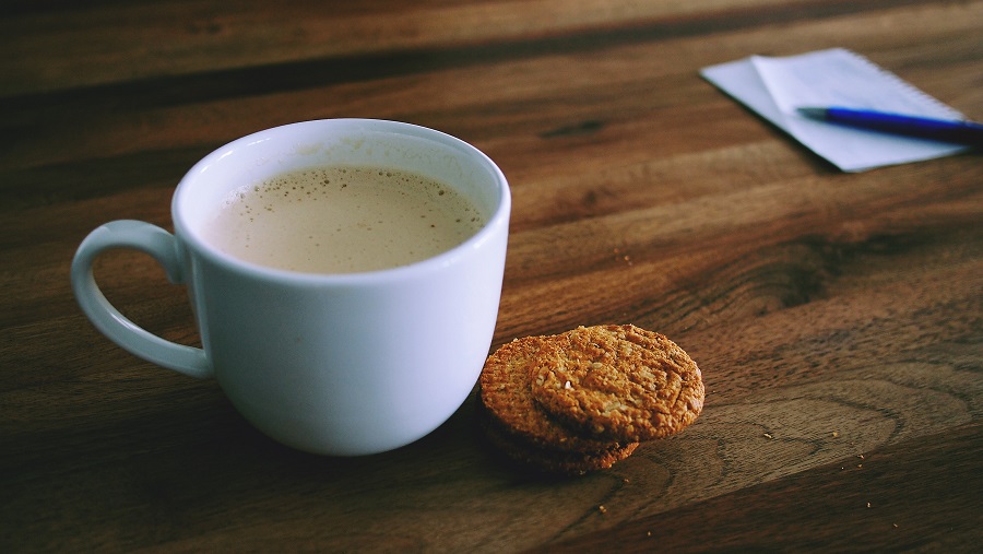 Zur Ergänzung des Textes. Kaffeetasse und Kekse.