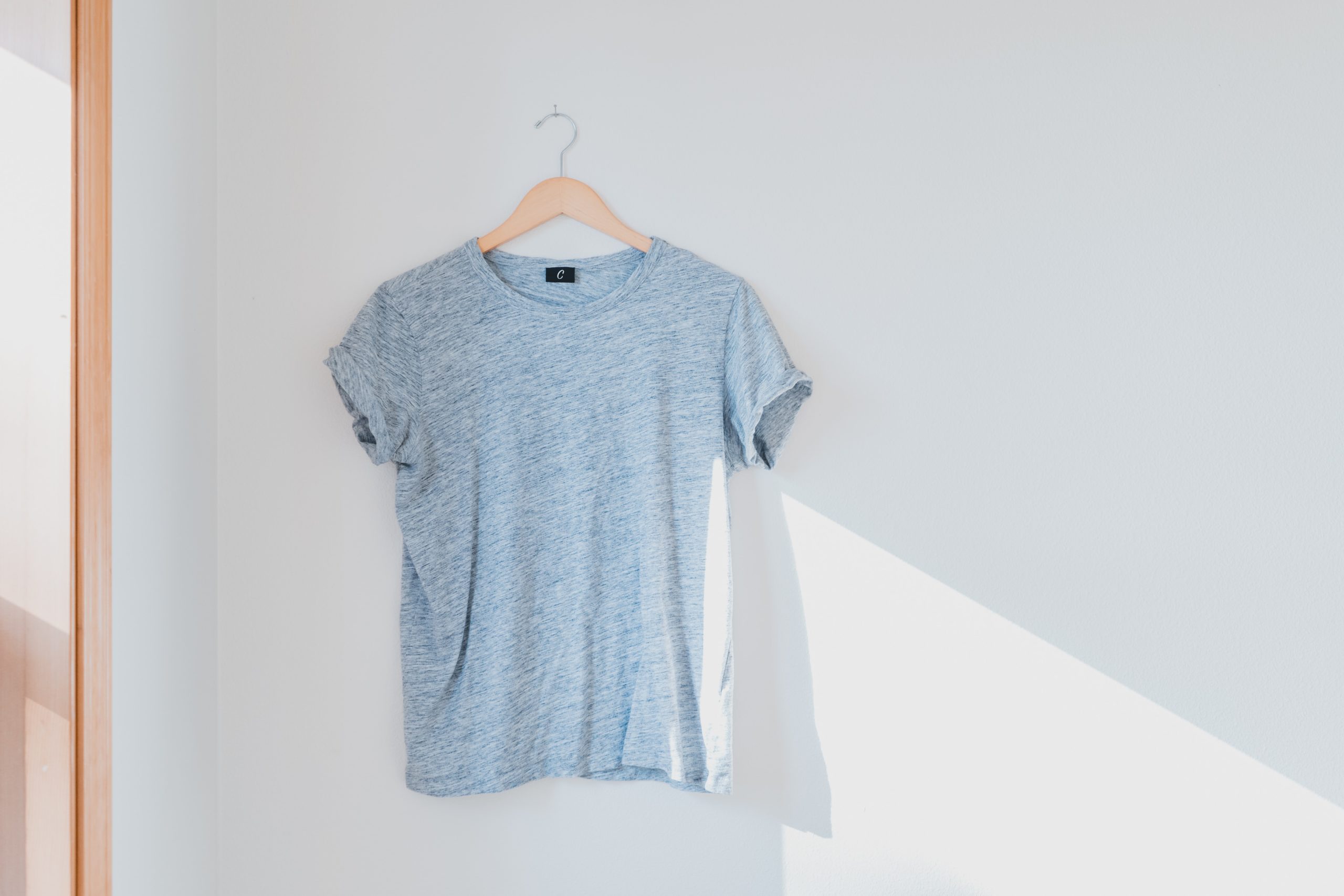 Zur Ergänzung des Textes. Einzelnes T-shirt hängt an der Wand.