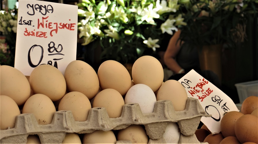 Zur Ergänzung des Textes. Palette Eier auf dem Wochenmarkt in Danzig.