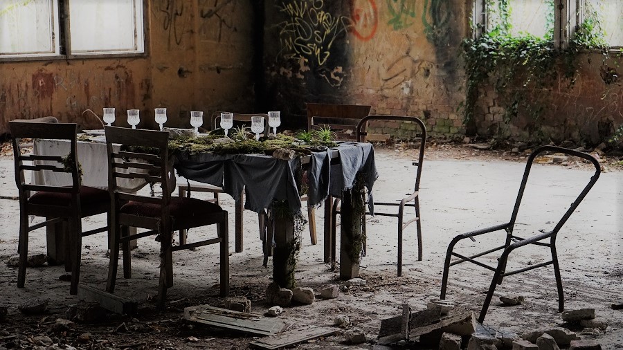  Beelitz Heilstätten: Ein verlassener Tisch im Speisesaal