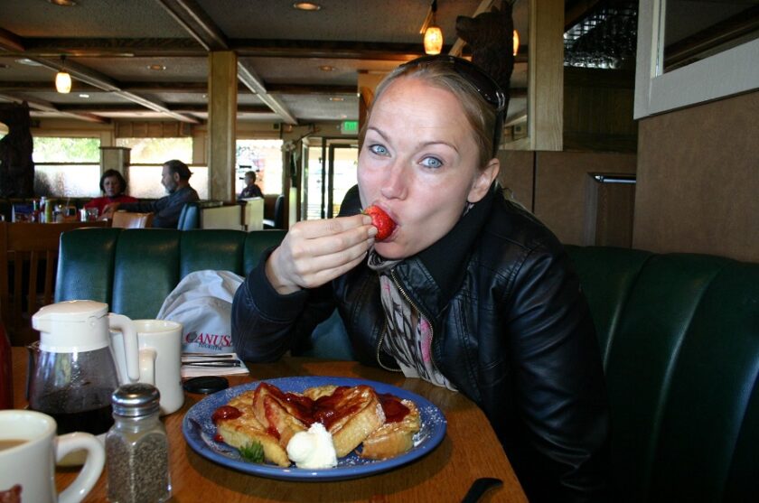 Autorin beim Frühstücken im Bear Beach Café, Lake Tahoe