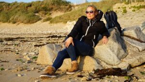 Ile de Re: Bloggerin Julias Journeyz am Strand vom Leuchtturm der Wale
