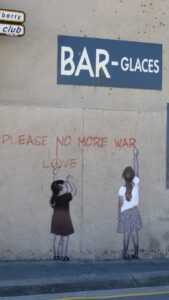 Frankreich Atlantikküste: Wandbilder für den Frieden in Arromanches-les-Bains