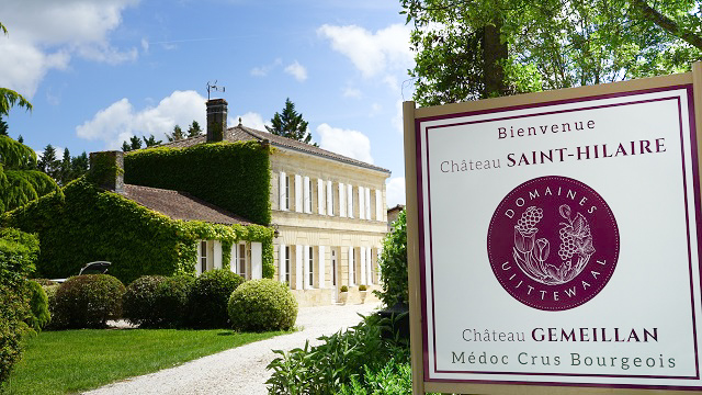 Médoc Frankreich: Seitlicher Blick auf das Château Saint Hilaire