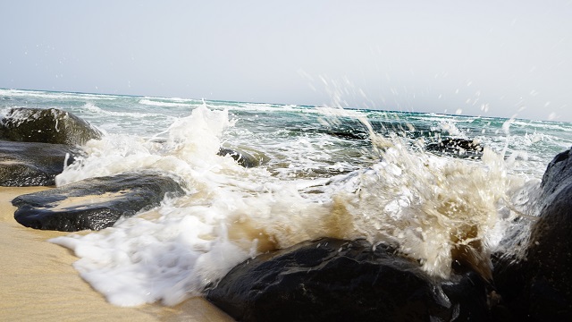 Fuerteventura Urlaub Erfahrungen - Wellen laufen auf Steine auf am Sotavento Beach