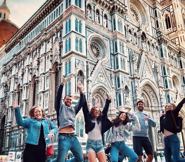 Toskana Roadtrip Jugendliche springen vor dem Dom von Florenz in die Luft