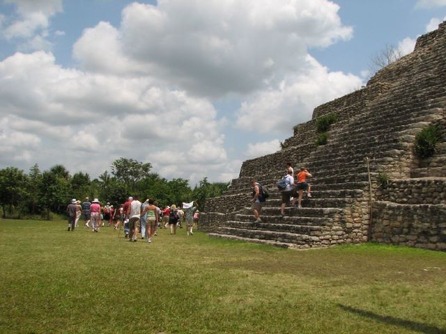 Maya Tempel, Chacchoben, mit Touristen im Bild