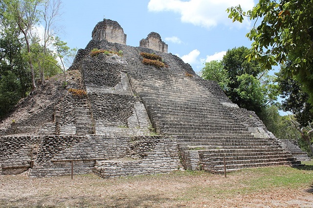 Maya Tempel Dzibanche Front